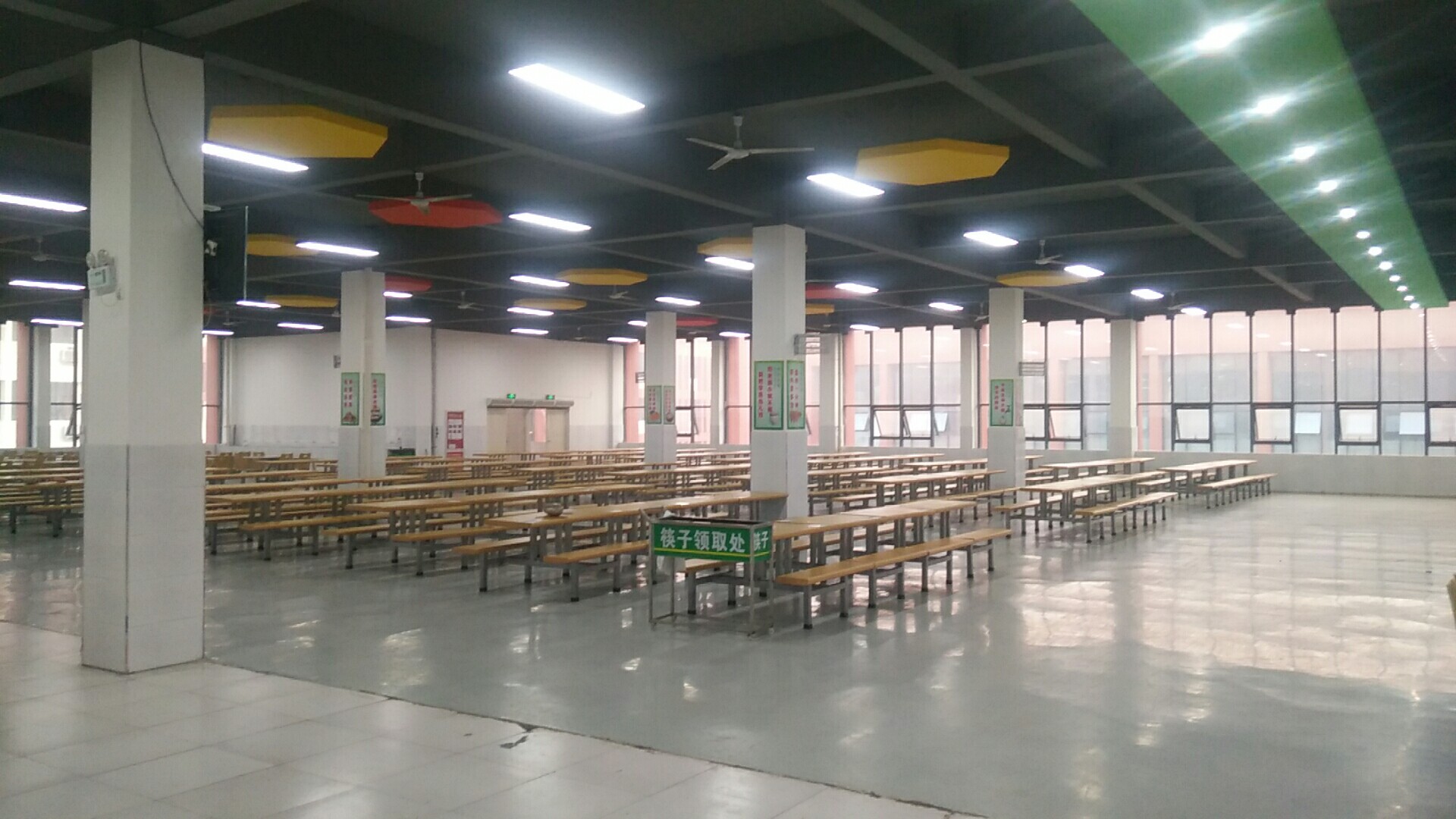 学校在保障学校食堂食品安全方面应注意哪些问题？